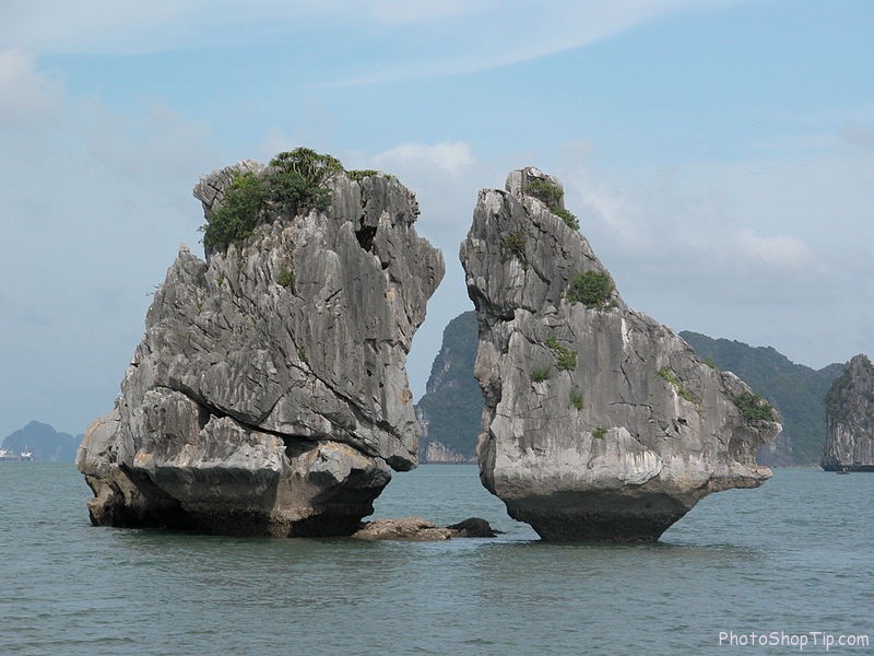 the kissing rocks in halong bay